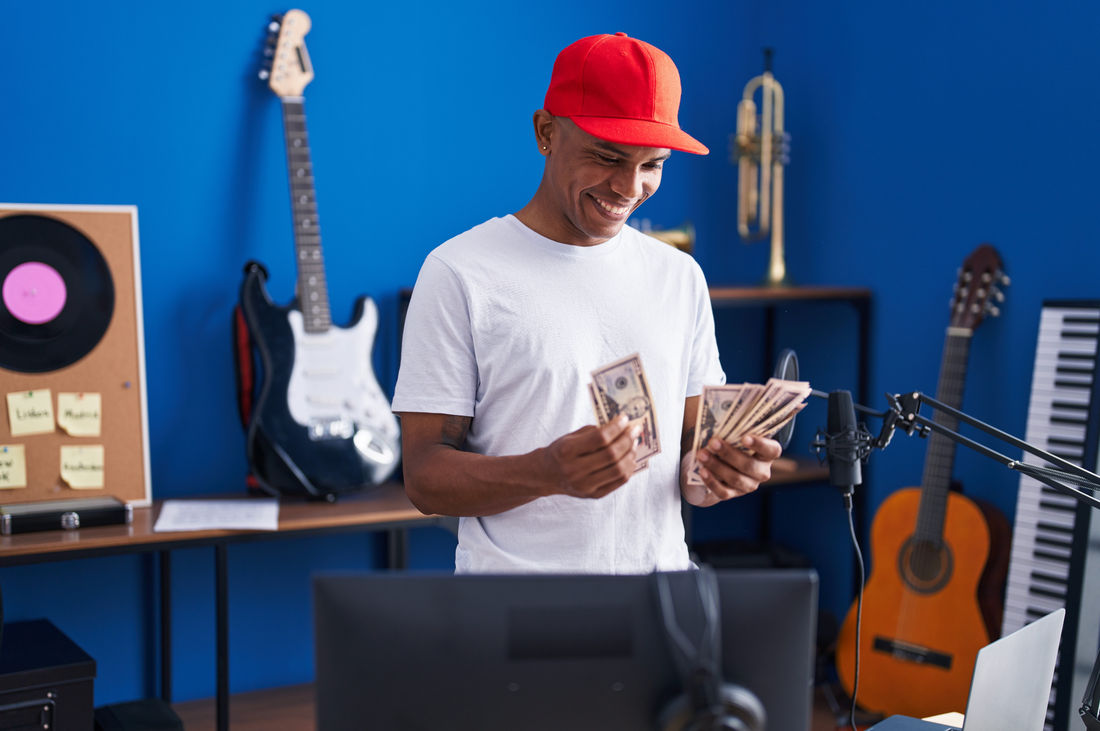 Artiste avec des dollars dans les mains